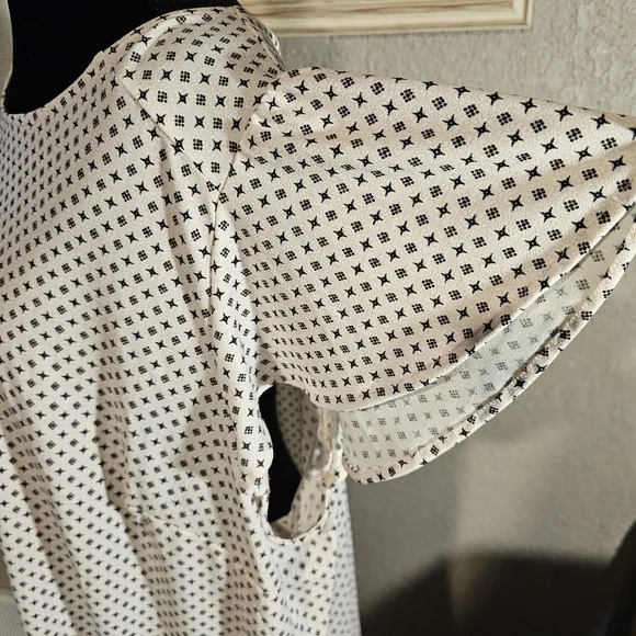 Adrianna Papell Geometric Print Split Neck‎ Flutter Sleeve Top Plus Size 2X - Picture 6 of 11